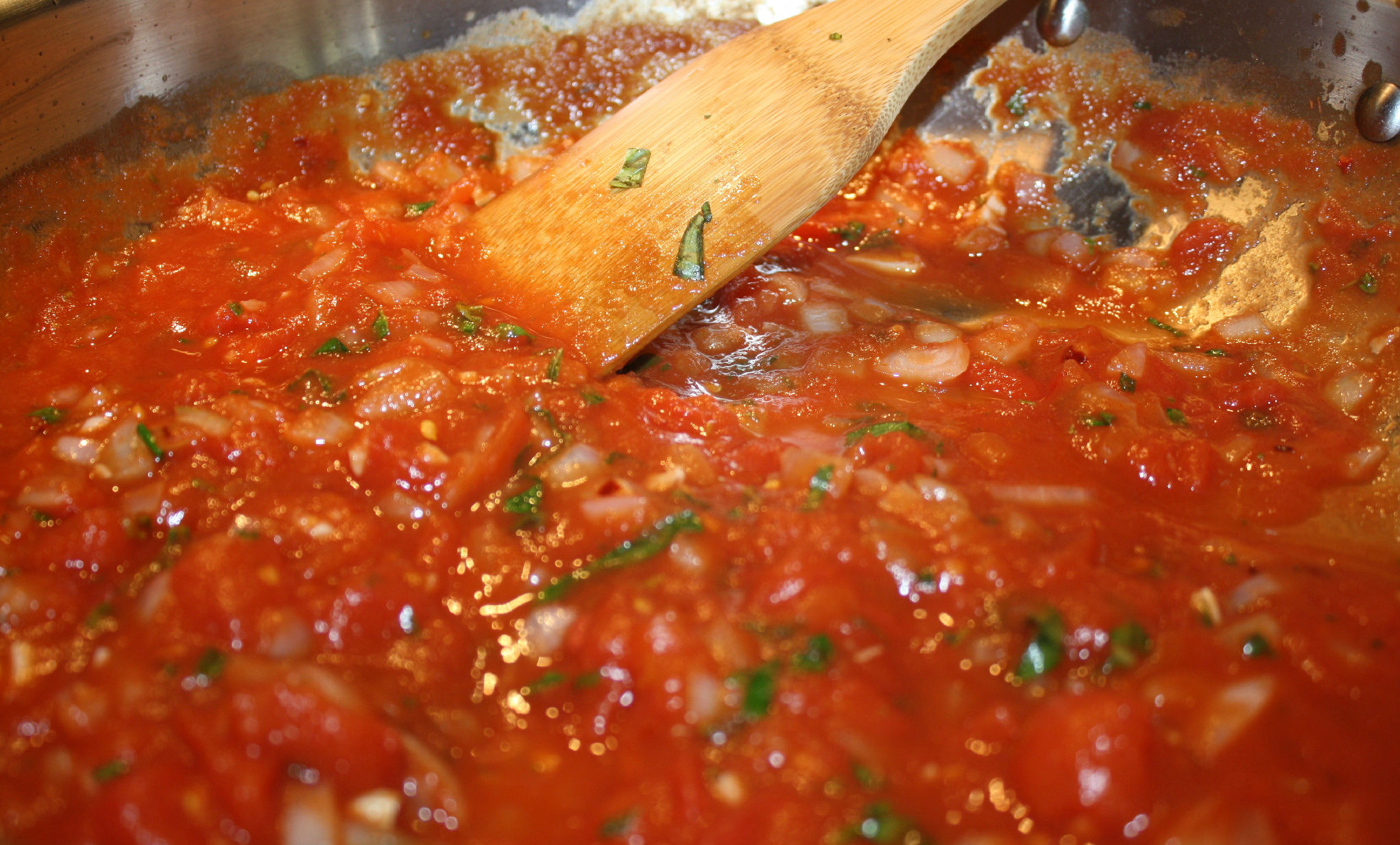 Лук томатная паста масло. Макароны с подливкой. Подлива с томатной пастой. Соус томатный с овощами. Соус с томатной пастой для макарон.