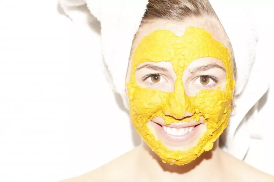 Куркума маска от морщин. Маска для лица. Жёлтая маска для лица. Маска из куркумы. Банановая маска для лица.