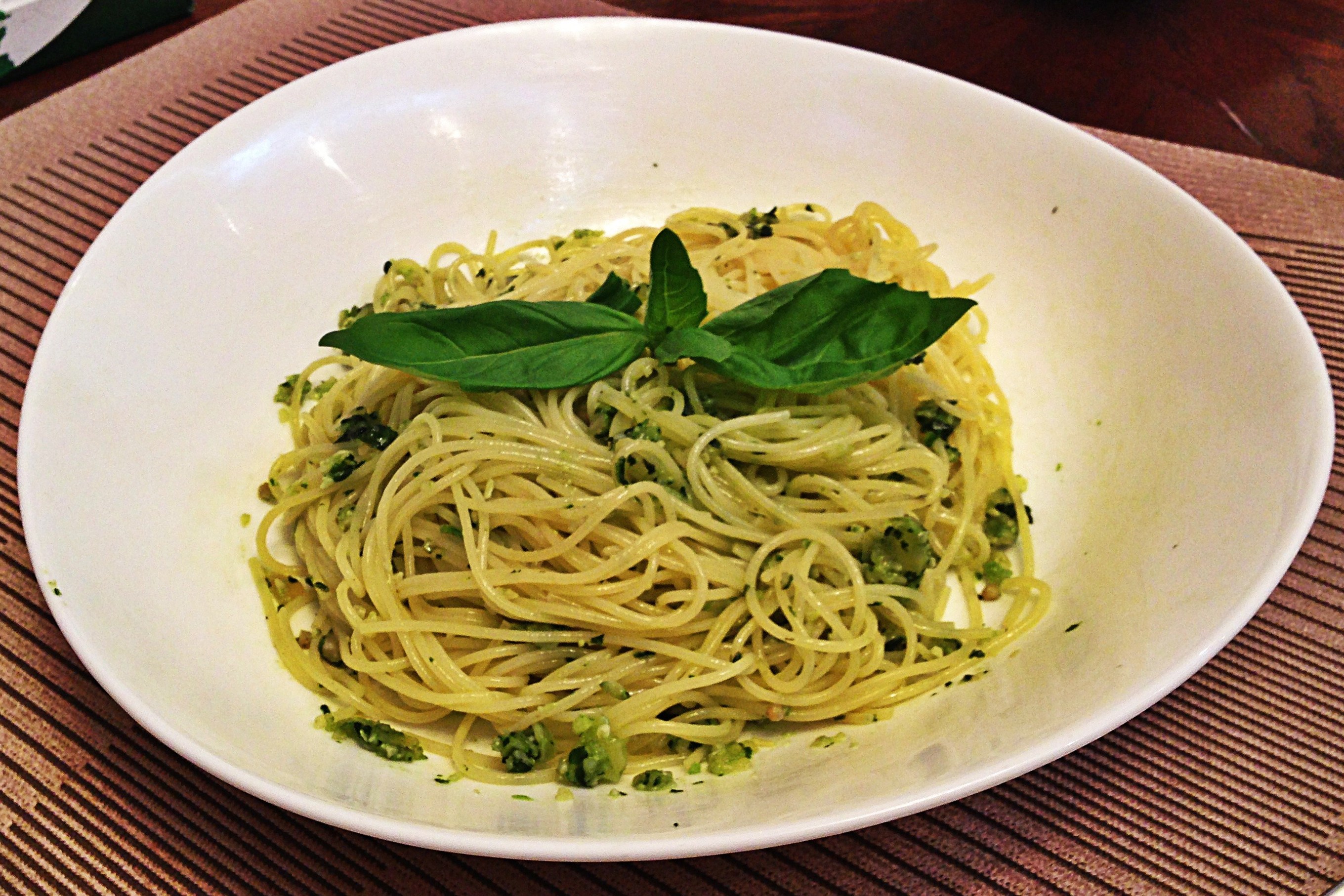 Спагетти с сыром соусом. Паста Pesto. Паста с песто и пармезаном. Паста с соусом песто. Спагетти с соусом песто.