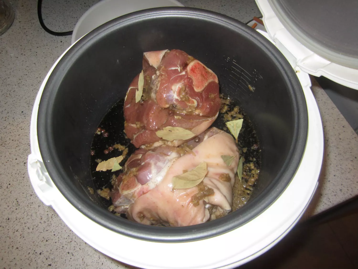 Рецепт приготовления свинины в мультиварке. Свиная рулька в мультиварке. Рулька свиная запеченная в мультиварке. Рулька в скороварке мультиварке.