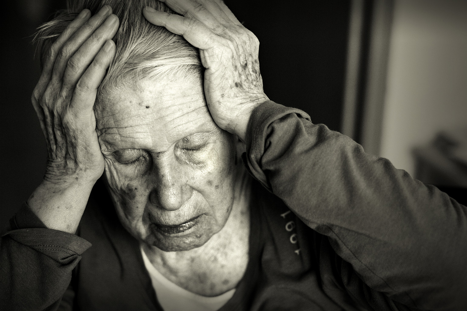 Страдающий старик. Старческое слабоумие. Слабоумие у пожилых. Болезнь Альцгеймера. Старик с деменцией.