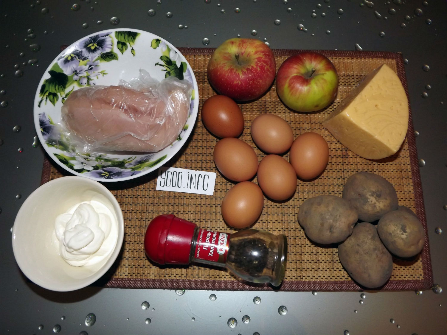 куриная грудка, яйца, яблоки, твердый сыр, майонез и специи на кухонном столе