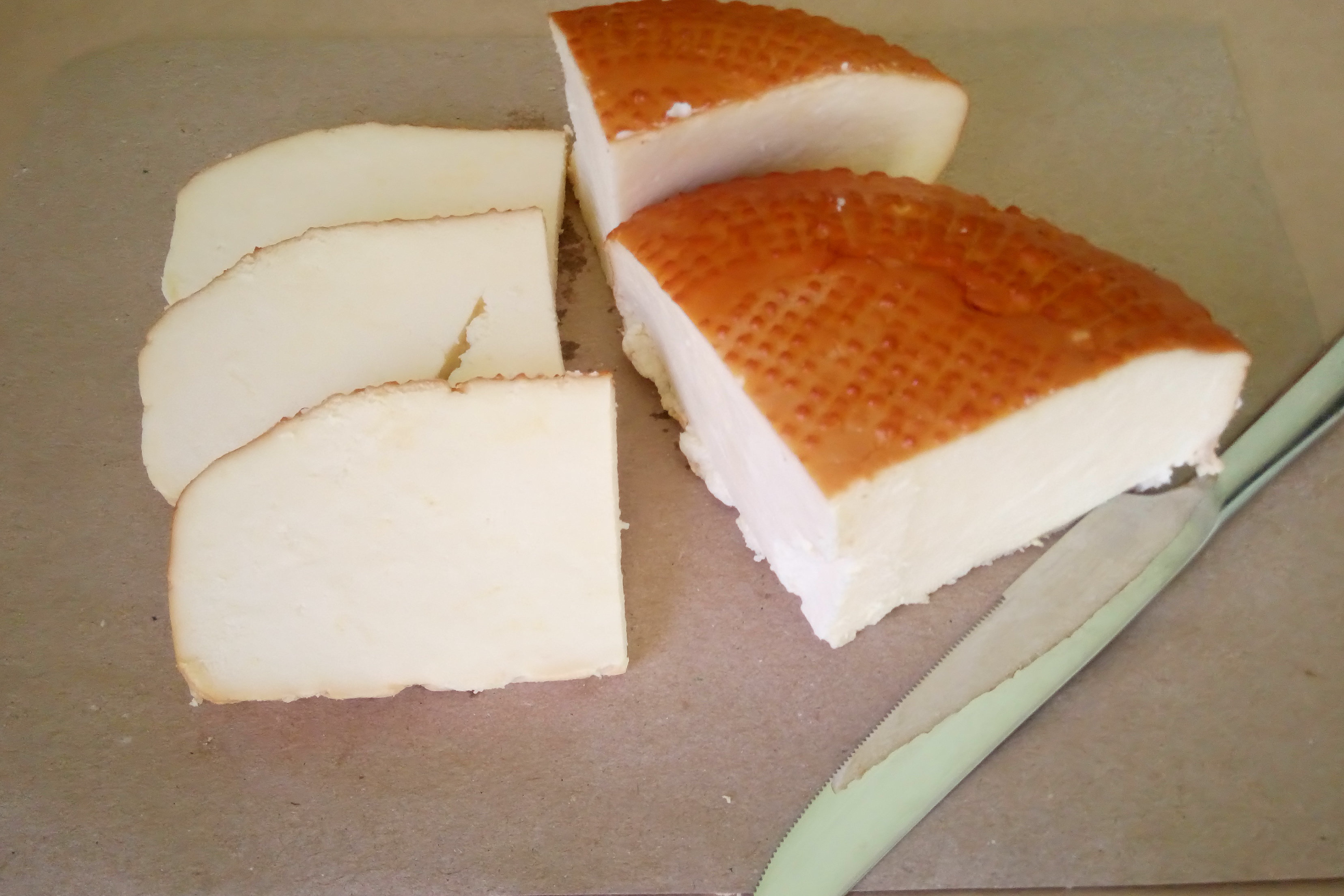 Абхазский сыр. Сыр адыгейский копчёный, 350 грамм. Абхазский сыр копченый. Абхазский домашний сыр.
