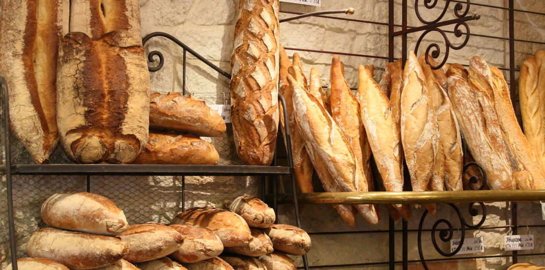 Багеты еда. Франция багет. Пекарня во Франции Boulangerie. Французская пекарня French Bakery. Багет хлеб французский.