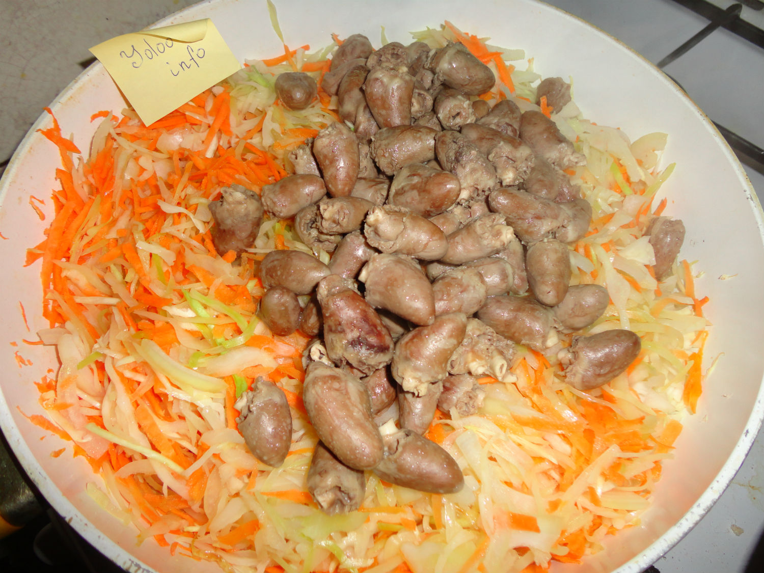 Куриные сердечки на сковороде с луком и морковью