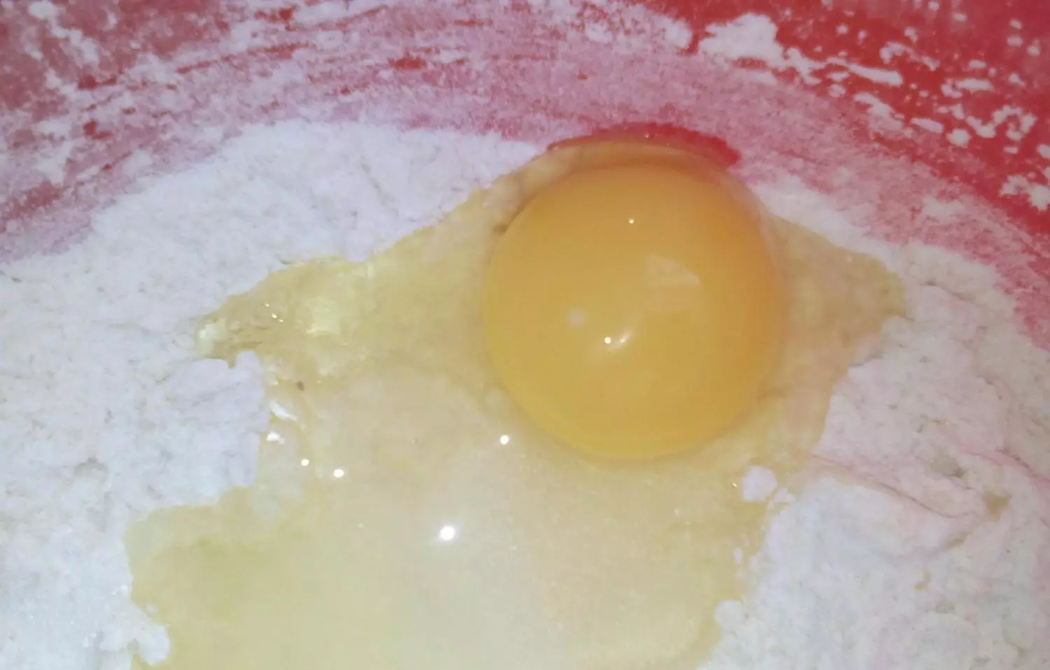 яйцо в миске с мукой