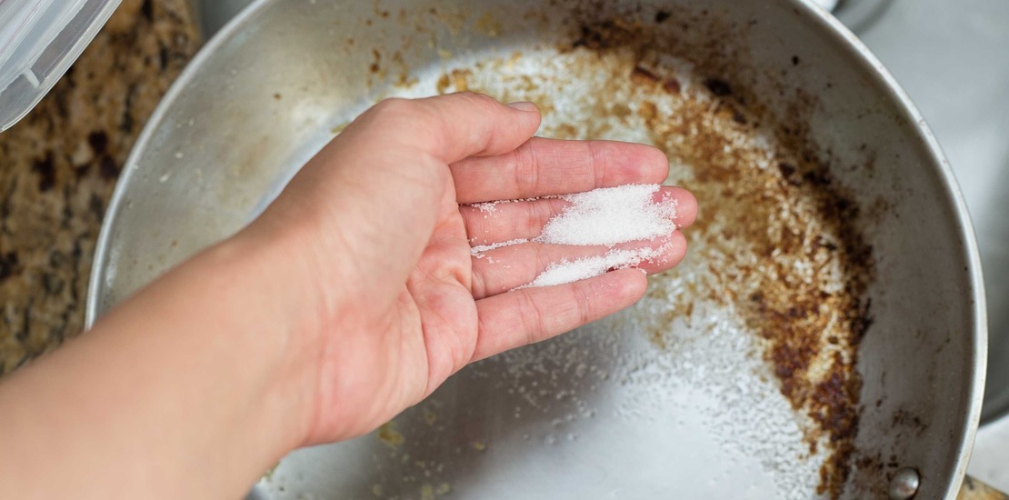 Можно мыть посуду содой. Сода для чистки посуды. Чистка посуды солью. Соль для мытья посуды. Чистка кастрюли содой.