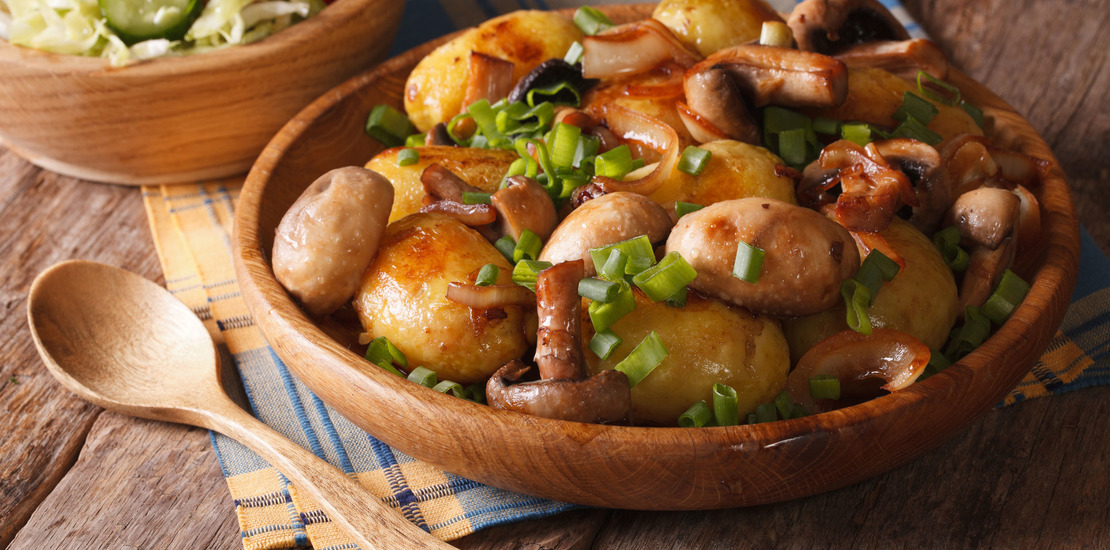 картофель с жаренными шампиньонами в тарелке