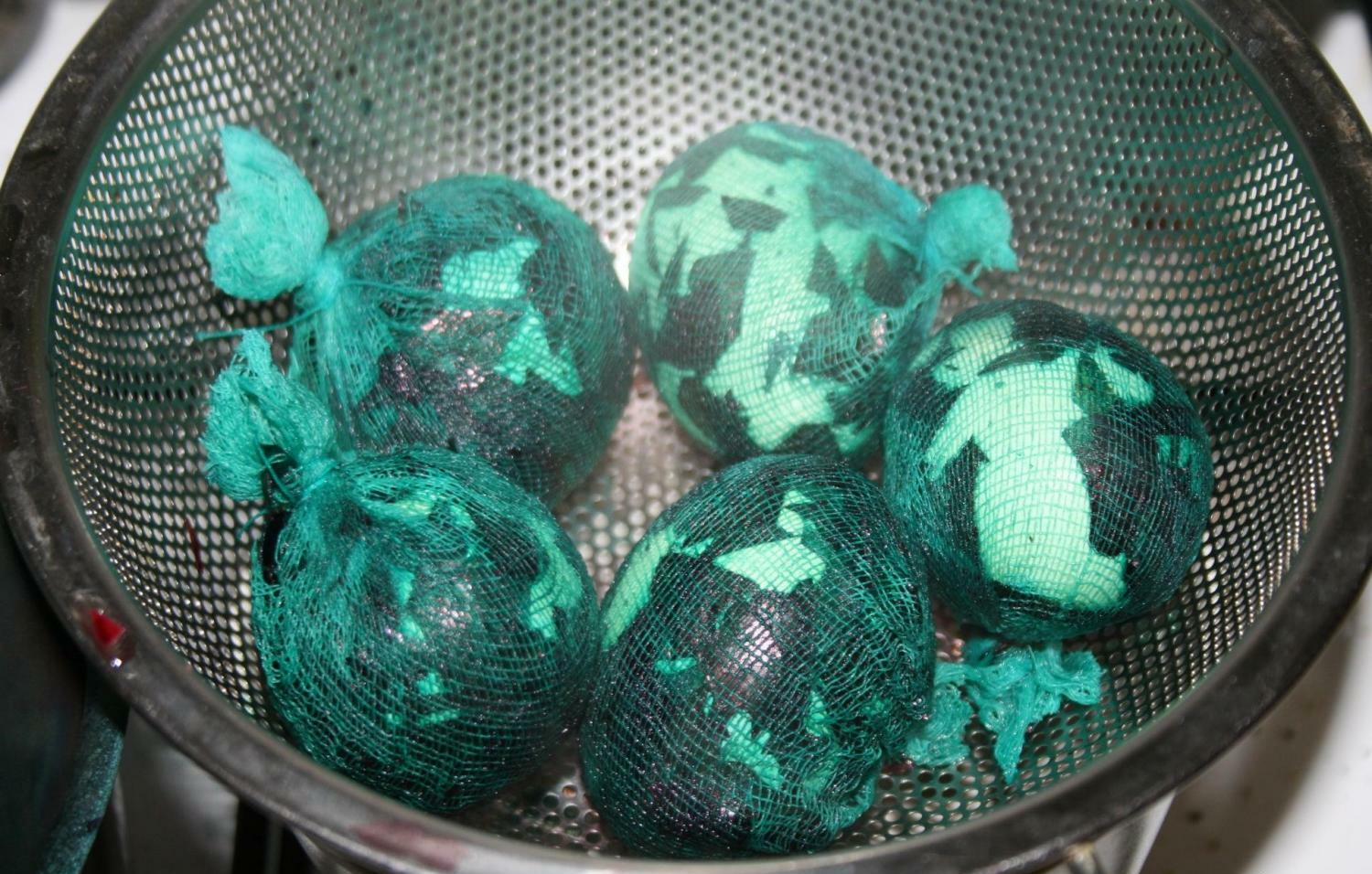 Покрасить яйца зелёнкой