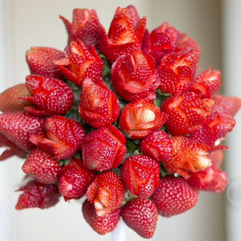 ягоды клубники, порезанные цветочками, в букете