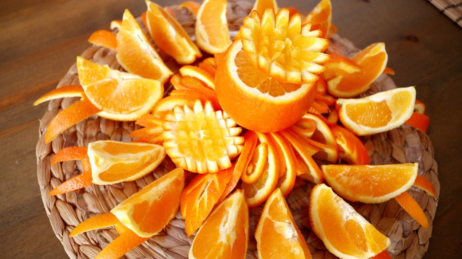 нарезанные апельсины на тарелке