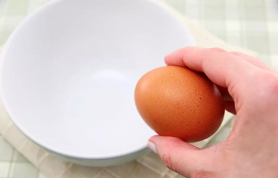 яйцо вбивается в миску