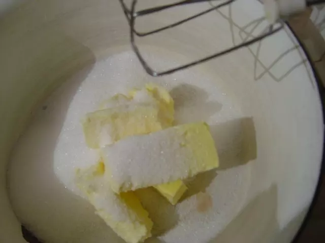кусочки сливочного масла с сахаром