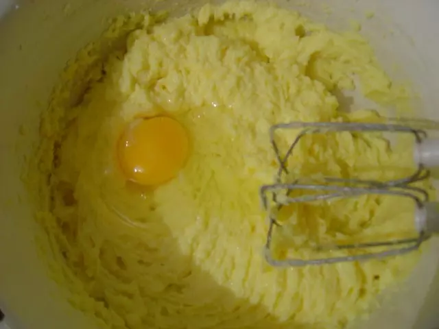 масляная масса с яйцом в миске