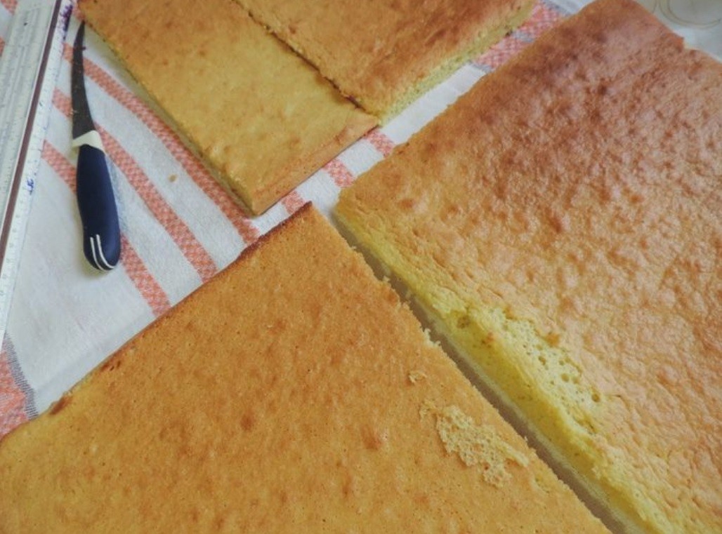 Торт бисквит порезать на кусочки