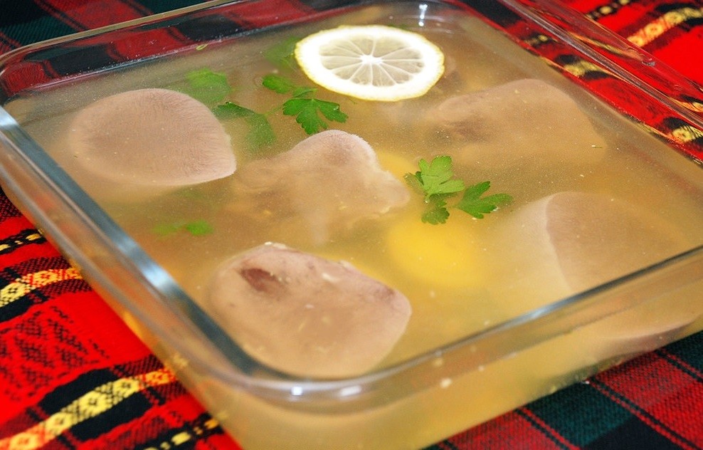 Заливное из языка говяжьего рецепт с фото пошагово прозрачное с желатином порционное