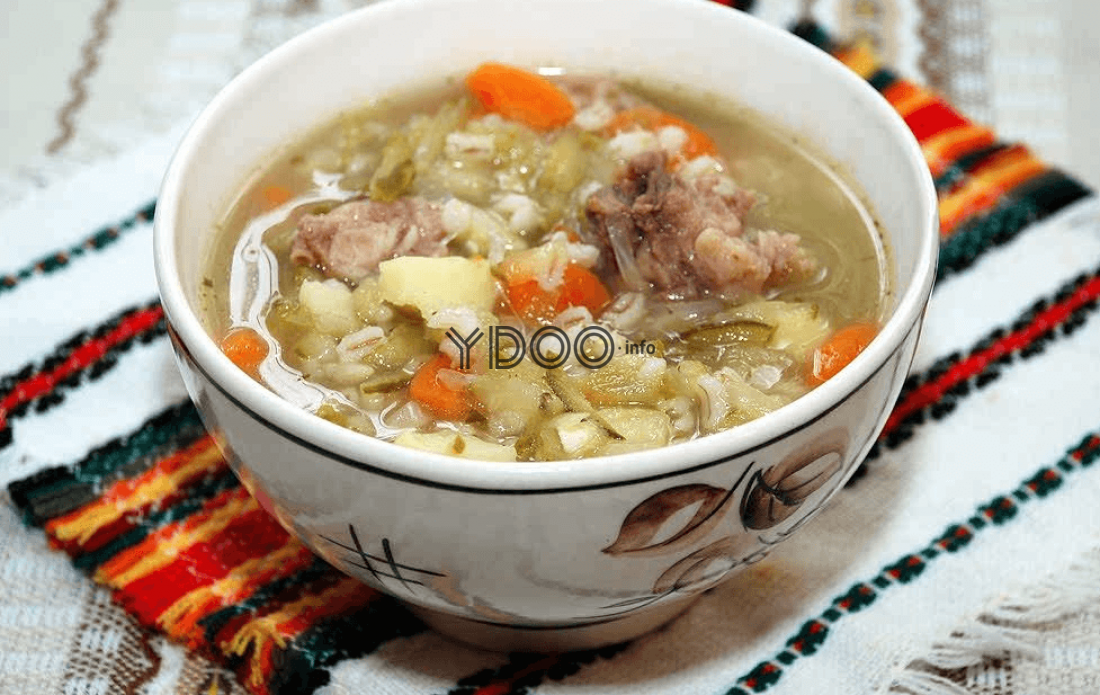 Суп с перловкой и солеными огурцами. Суп рассольник с перловкой. Рассольник с перловкой и солеными. Перловый суп рассольник. Суп рассольник с перловкой и солеными.