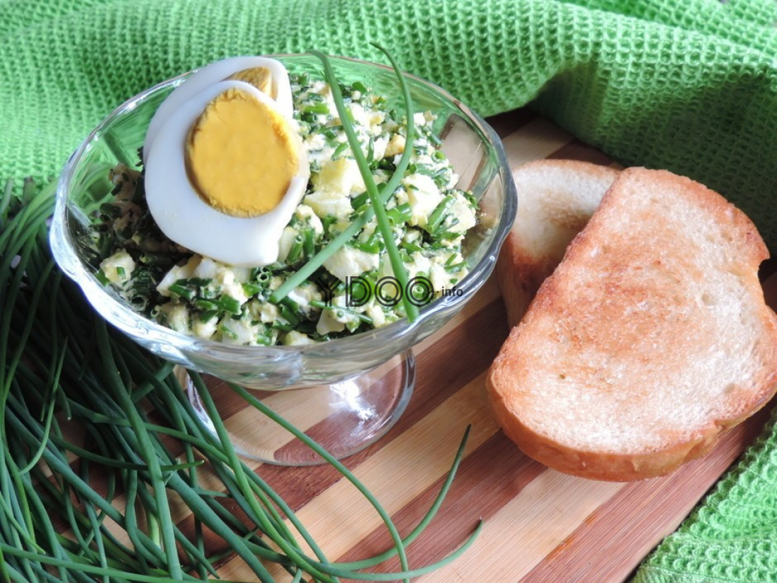 Салат с яйцами вареными простой рецепт. Салат с яйцом и зеленым луком. Зеленый салат с яйцом. Салат из яиц с зеленым луком. Салат с луком и яйцом.
