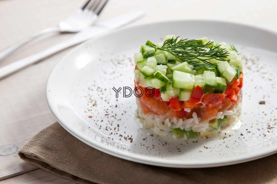 Салат с красной рыбой и авокадо рецепт